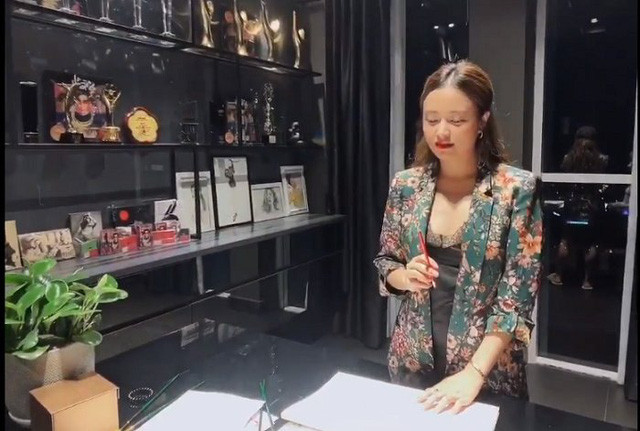 Trong ngôi nhà nữ ca sĩ có hẳn một phòng riêng trưng bày những thành tựu mà mình đạt được Sau khi đoạn clip được lên sóng người hâm mộ vô cùng thích thú với căn nhà siêu to, khổng lồ của ca sĩ Hoàng Thùy Linh. Ngôi nhà gây chú ý với không gian căn nhà rộng rãi và bề thế được thiết kế hiện đại sang trọng theo kiểu châu Âu.