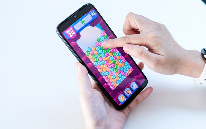 Vsmart Joy 3 là model nổi bật trong tầm giá 3 triệu đồng. Sản phẩm sở hữu màn hình 6,5 inch, độ phân giải HD+, tấm nền IPS LCD. Màn hình của máy cho độ sáng không quá cao nhưng vẫn hiển thị tốt kể cả trong điều kiện ngoài trời nắng.