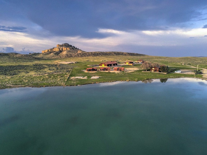 Monster Lake Ranch có nhà hàng, quán rượu, chuồng ngựa và khu vực bắn súng hiện đại. Kim tiết lộ gia đình cô dành thời gian nghỉ hè và cuối tuần ở đây. Ảnh: J. P. King Auction Company.