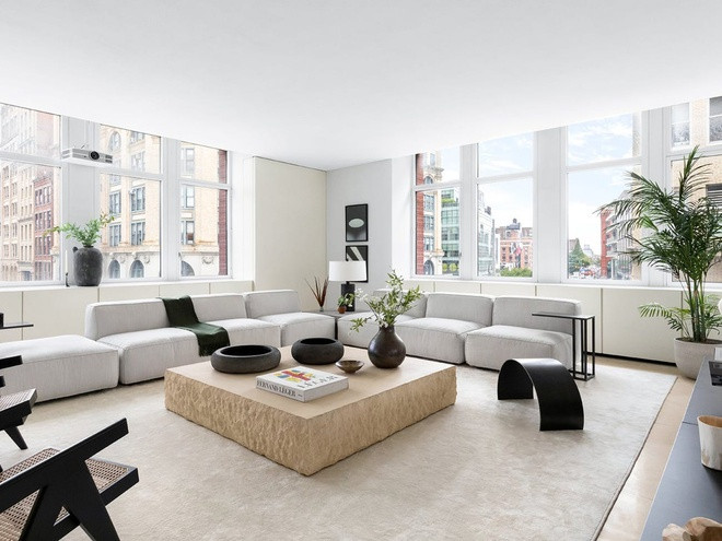 Tại thành phố New York, căn hộ Soho cũ của West (mua vào năm 2004 và bán năm 2018) được chủ sở hữu mới niêm yết với giá 4,7 triệu USD vào tháng 9/2019. Ngôi nhà hiện giảm xuống còn 3,99 triệu USD vào tháng 6/2020. Ảnh: Business Insider.