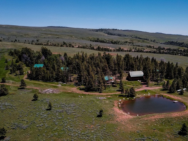 Tháng 11/2019, nam rapper và vợ tiếp tục chi tiền để sở hữu Bighorn Mountain Ranch, một trang trại khác cũng ở bang Wyoming, cách trang trại Monster Lake Ranch khoảng 160 km. Theo Hayden Outdoors Real Estate, trang trại trải rộng trên 6.713 mẫu Anh và được bán với giá 14,5 triệu USD. Ảnh: TMZ.