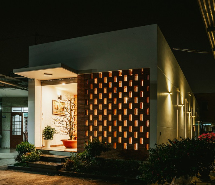 mall house vào ban đêm.