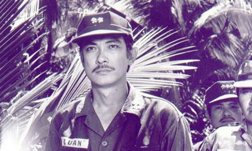Nguyễn Thành Luân - Chánh Tín: Ván bài lật ngửa ngay khi lên sóng tập 1 Đứa con nuôi vị giám mục vào năm 1982 đã gây ấn tượng mạnh với một gương mặt mới mẻ: Nguyễn Chánh Tín. Nguyễn Chánh Tín trong vai kỹ sư Nguyễn Thành Luân nhận được sự yêu thích lớn của khán giả với gương mặt đẹp trai hiếm có, nụ cười răng khểnh. Không ít người từng trầm trồ: “Tại sao lại có diễn viên đẹp trai đến vậy". Hình ảnh phong trần, lãng tử của Nguyễn Chánh Tín từng khiến biết bao khán giả nữ tan chảy.