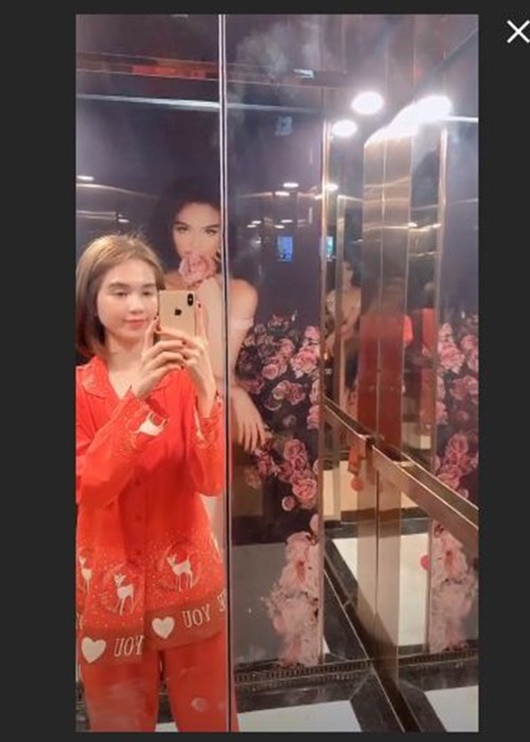 Thang máy trong biệt thự nhà Ngọc Trinh có hình ảnh lung linh của chính cô.