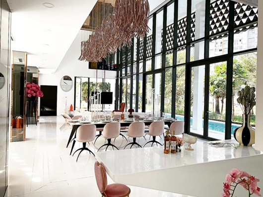 Được biết, biệt thự của Ngọc Trinh rộng hơn 800m2 trị giá hơn 24 tỷ với nhiều phòng ngủ, hồ bơi, sân vườn.