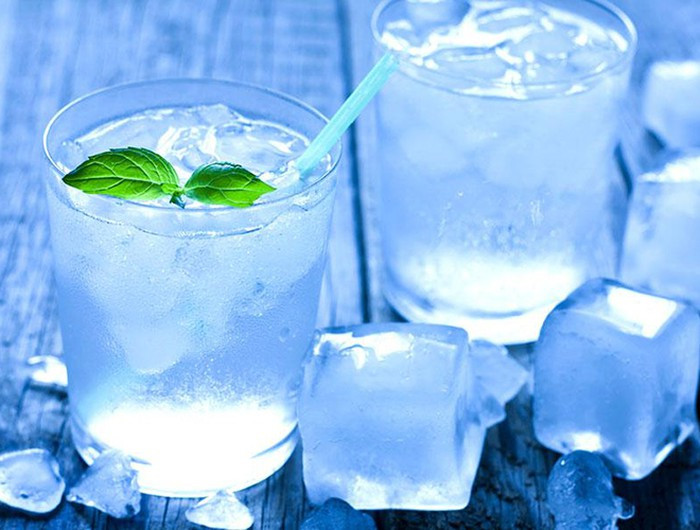 Khi uống nhiều nước đá sẽ làm giảm hoạt động các tuyến tiết dịch bên trong cổ họng khiến họng bị khô, rát, khó chịu, thậm chí là đau... Đồng thời, nước đá làm tăng tiết nhầy, sinh đờm ở cổ họng. Các yếu tố này là nguyên nhân gây bệnh viêm họng, nếu tình trạng này kéo dài có thể gây ảnh hưởng xấu đến phổi và gây bệnh cho phổi