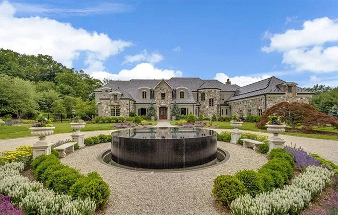 Căn biệt thự hào nhoáng nằm ở làng Bedford Corners thuộc địa phận hạt Westchester. Ngôi nhà có diện tích hơn 975 m2 với 6 phòng ngủ và 11 phòng tắm.