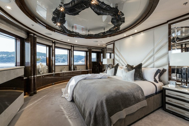 Cabin chính của du thuyền có tủ chứa đồ lớn và hướng nhìn 180 độ.