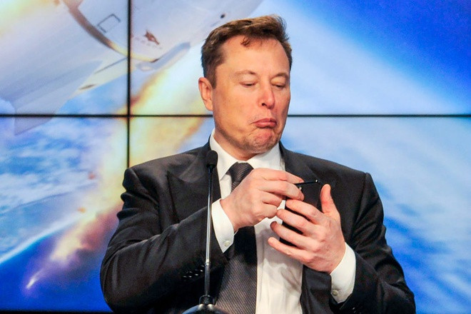 Ngày 23/3 năm nay, Musk viết trên Twitter: "Đại dịch coronavirus ngu xuẩn". Dịch bệnh đã khiến tình hình kinh doanh của Tesla bị ảnh hưởng, do Mỹ và Trung Quốc đã đóng cửa các doanh nghiệp không thiết yếu để ngăn chặn sự lây lan của virus. Dù vậy, đến nay chứng khoán Mỹ đã phục hồi và giá cổ phiếu của Tesla cũng tiếp tục tăng cao hơn. Ảnh: Business Insider.