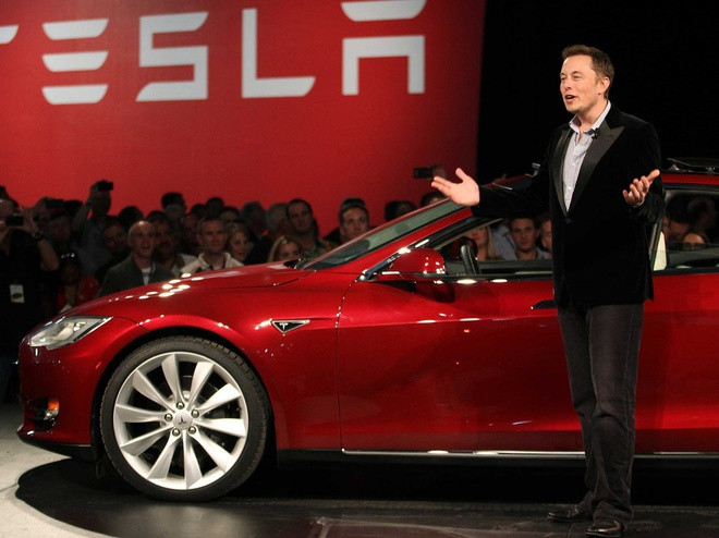 CEO Tesla muốn đăng ký nhãn hiệu xe mới là "Model E" để hoàn thiện bộ sưu tập “SEXY” của công ty (ghép chữ cái đầu của 4 dòng xe). Nhưng không may, Ford đã nhanh chân hơn. “Tại sao lại ăn cắp E của Tesla? Giống như những kẻ phát xít hay tên cướp đường phố vậy”, ông bực bội. Ảnh: Business Insider.