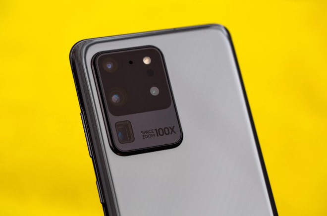Galaxy S20 Ultra lên kệ tại Việt Nam từ ngày 6/3, giá 30 triệu đồng. Cụm camera sau của máy bao gồm ống kính chính 108 MP, camera tele 48 MP, góc rộng 12 MP và camera Depth Vision. Điểm đặc biệt trên chiếc Galaxy S20 Ultra đến từ khả năng zoom quang 10x và zoom kỹ thuật số 100x.