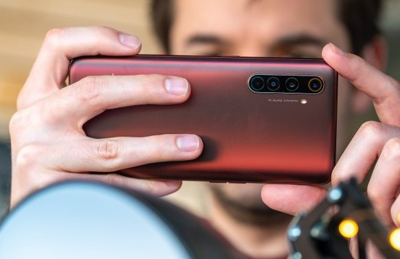 Realme X50 Pro sở hữu hệ thống 4 camera sau, bao gồm một ống kính chính 64 MP, khẩu độ f/1.8, camera tele 12 MP, camera góc siêu rộng 119 độ 8 MP và một ống kính phụ 2 MP.