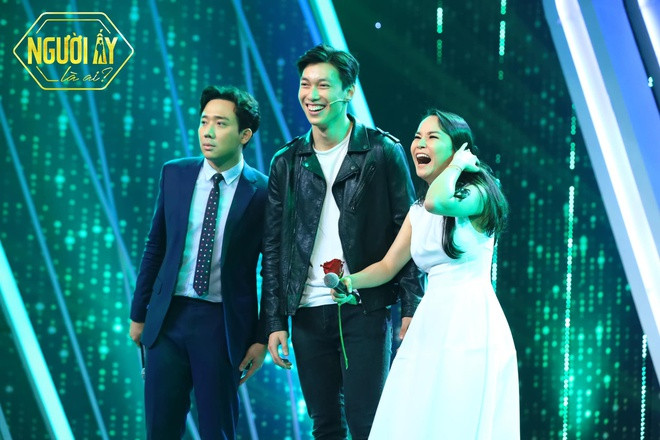 Tối 8/5, tập 1 mùa 3 chương trình Người ấy là ai được phát sóng. Dàn khách mời bất ngờ bởi sự xuất hiện của Thu Ngọc - cựu thành viên nhóm Mây Trắng. Trấn Thành ngỡ nữ ca sĩ tìm được bạn trai kém tuổi sau khi bước ra cùng người chơi điển trai. "Tôi và Alan quen biết nhiều năm rồi. Alan chính là em của tôi. Alan sống ở Australia, mới về Việt Nam 3 tuần", Thu Ngọc nói trên sóng truyền hình.