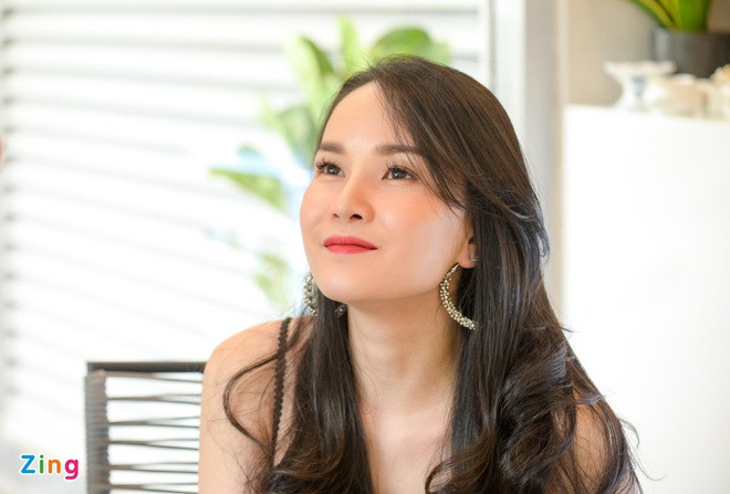 Trước đó vài tháng, cựu thành viên Mây Trắng công khai việc ly hôn chồng từ 4 năm trước. Chia sẻ với Zing, cô cho biết mình mâu thuẫn với gia đình chồng nhiều năm. Thu Ngọc cảm thấy khó chịu khi bị mẹ chồng uốn nắn vào khuôn khổ gia đình. Hậu ly hôn, cô cho biết mình vẫn hận chồng vì anh luôn im lặng, không có chính kiến mỗi khi cãi vã.