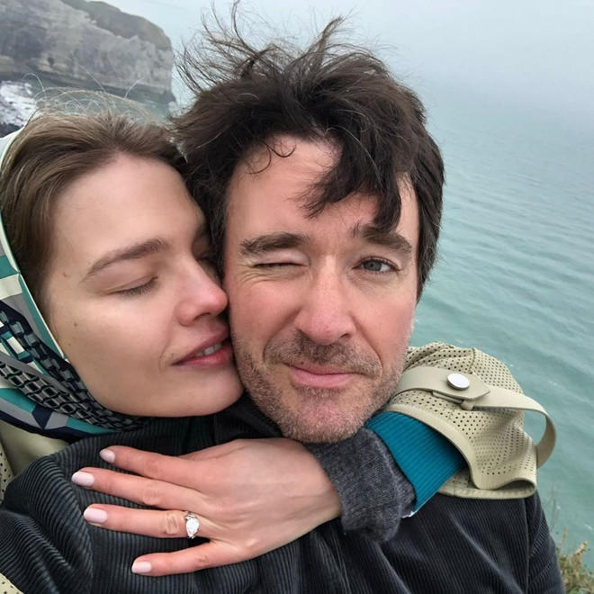 Natalia Vodianova - Antoine Arnault: Siêu mẫu Nga được doanh nhân người Pháp cầu hôn đầu năm nay sau gần một thập kỷ bên nhau. Trước đó, họ chung sống như vợ chồng, có với nhau hai con là Maxim (5 tuổi) và Roman (3 tuổi) dù chưa cưới. Vodianova được gọi là "người mẫu may mắn nhất thế giới" vì sau khi yêu Arnault, cô sống giàu sang sung túc mà không cần đi làm vất vả.
