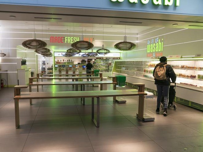 Một người mua sắm trong cửa hàng thực phẩm tươi sống tại New York. Ảnh: NPR.