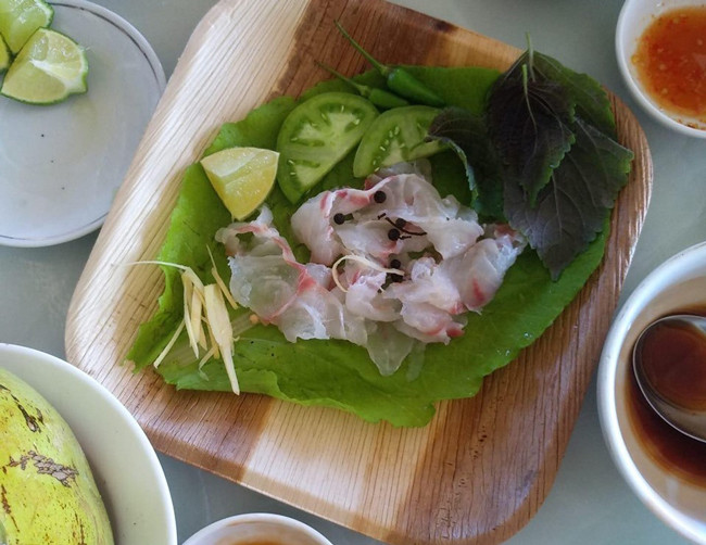 Theo anh, những sản phẩm này có thể tái sử dụng được nhiều lần nếu đựng các đồ khô như trái cây, túi bánh, kẹo... Còn đựng thức ăn có nước, các sản phẩm làm từ mo cau có thể biến dạng và chỉ sử dụng được một lần.