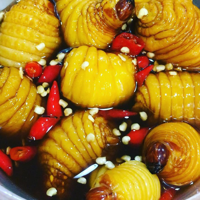 Đuông có thể chế biến thành các món như nướng lửa than, tẩm bột chiên giòn, nấu cháo, hấp xôi... Trong đó, một cách chế biến thường thấy và được nhiều thực khách ưa chuộng là đuông sống ngâm nước mắm ớt. Ảnh: Hungryblogs.