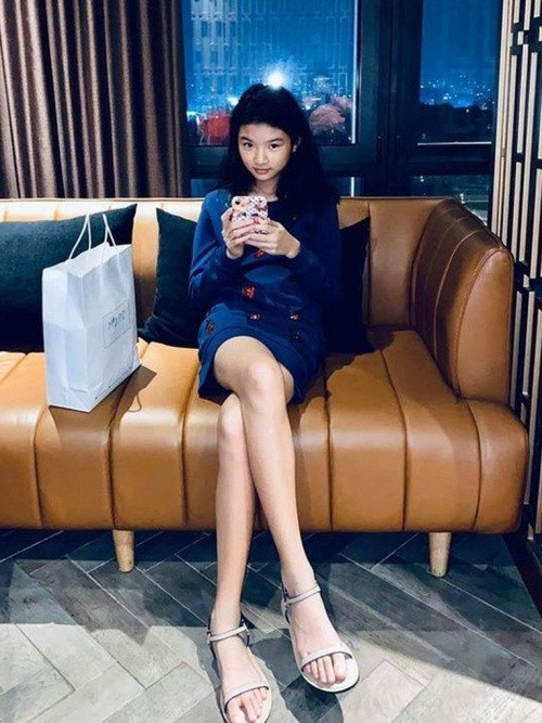 Con gái Trương Ngọc Ánh và Trần Bảo Sơn sớm sở hữu vóc dáng đẹp ở tuổi 12. Cô bé được khen có đôi chân thon dài và gương mặt thanh tú.