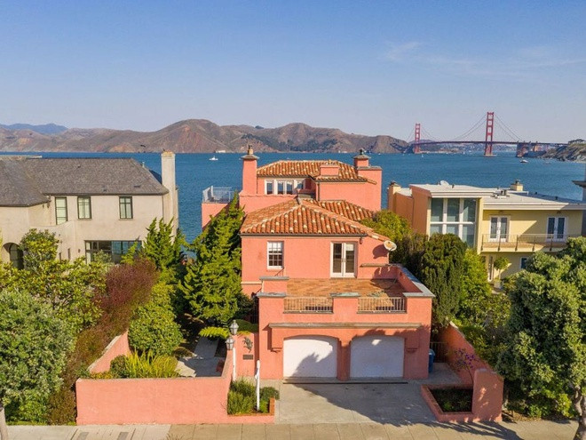 Theo một đại lý bất động sản, căn nhà màu hồng này nằm ở 224 Sea Cliff Avenue đang ở trong tình trạng phải sửa chữa nhiều và thậm chí không có hình ảnh nội thất khi rao bán.