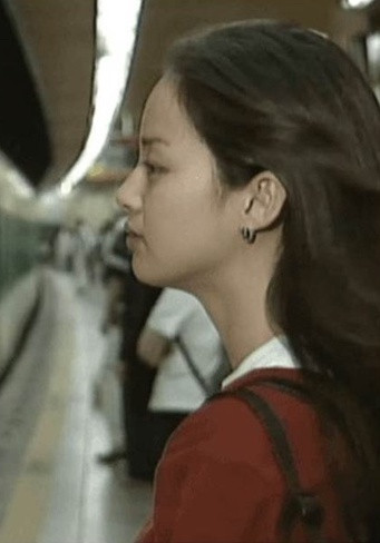 Kim Tae Hee theo học khoa Thiết kế thời trang của Đại học Quốc gia Seoul - ngôi trường danh giá nhất Hàn Quốc. Trong phim tài liệu, bà xã Bi Rain sở hữu làn da trắng, gương mặt nhỏ nhắn và đường nét sắc sảo. Nhiều người nhận xét vẻ ngoài của cô không có điểm khác biệt so với thời điểm đã nổi tiếng.