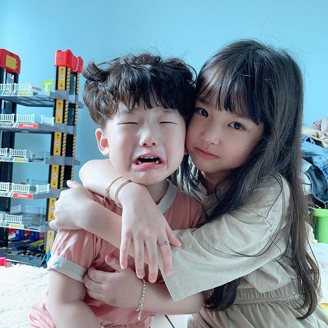 Số đông người theo dõi cho rằng không có gì phải phản đối khi Gahee vui với công việc của mình. Gahee còn một em trai 4 tuổi tên Hyunsoo, cũng làm người mẫu nhí như chị. Ở những bức ảnh đời thường, hai chị em thể hiện sự hồn nhiên, tinh nghịch, sống đúng với lứa tuổi.