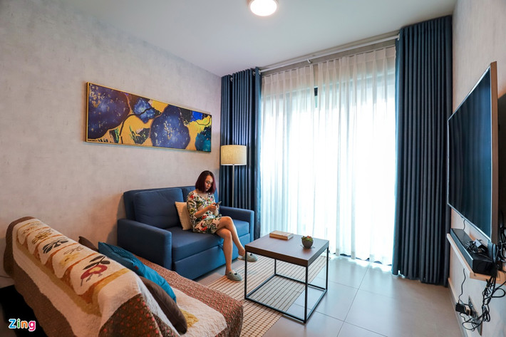 Chị Quỳnh Trân (38 tuổi) đã tự tay thiết kế và sắp xếp toàn bộ nội thất trong căn hộ rộng gần 80 m2 tại chung cư Feliz en Vista, quận 2, TP.HCM. Căn hộ 2 phòng ngủ và 2 nhà tắm được thiết kế theo phong cách tối giản song vẫn thể hiện được tính cách nhẹ nhàng, thân thiện của chủ nhân.