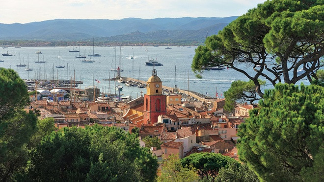 khu Les Parcs de Saint-Tropez rộng hơn 1 km2. Đây là nơi ở của nhiều tỷ phú và người nổi tiếng như chủ tịch tập đoàn xa xỉ LVMH Bernard Arnault, chủ sở hữu Ritz Paris Mohamed Al-Fayed và ông trùm thép Ấn Độ Lakshmi Mittal.