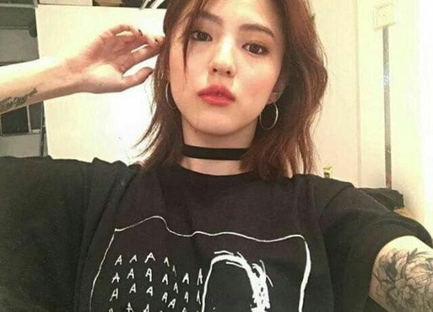 Trong loạt ảnh cũ, người đẹp vẫn sở hữu những đường nét thanh tú trên gương mặt nhưng lại trang điểm đậm, ăn mặc cá tính. Theo nhiều netizen Hàn Quốc, hình ảnh này trông khá khác lạ với hình tượng idol mong manh, trong sáng của diễn viên 9X.