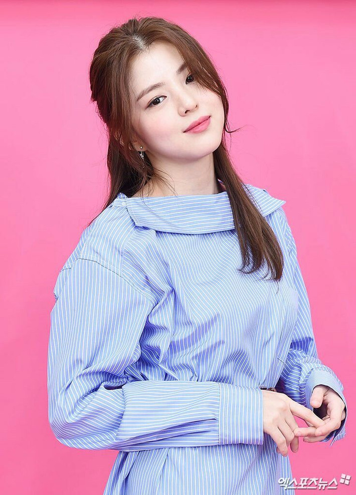 Không chỉ là diễn viên, bản sao Song Hye Kyo còn là người mẫu và gương mặt quen thuộc trong các MV nổi tiếng. Sao nữ 26 tuổi từng hợp tác với SHINee, Jung Yong Hwa, Roy Kim... Ngoài ra, người đẹp từng được đề cử giải Diễn viên xuất sắc qua bộ phim Money Flower của MBC Drama Award.
