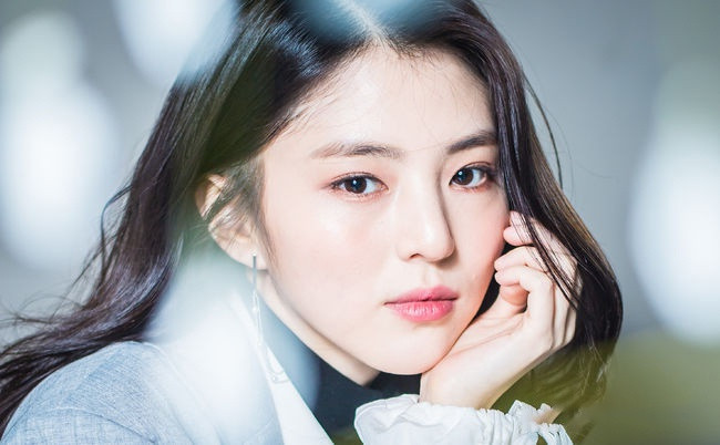 Han So Hee là diễn viên đang lên của làng giải trí Hàn Quốc. Cô sở hữu vẻ đẹp mong manh với các đường nét thanh tú. Người đẹp 9X thường được so sánh với đàn chị Song Hye Kyo vì gương mặt có nhiều nét tương đồng.