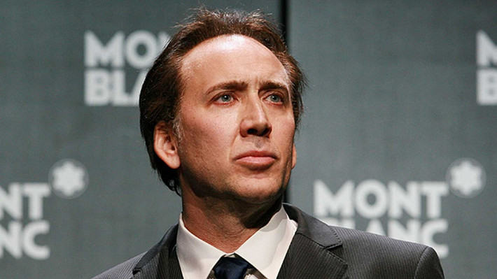 Năm 2015, nam diễn viên Nicholas Cage đã trả 276.000 USD cho một hộp sọ khủng long quý hiếm. Tuy nhiên, anh sẵn sàng trả cho chính quyền sau khi phát hiện ra nó là một cổ vật bị đánh cắp. Cage cũng chi 150.000 USD để mua bạch tuộc về nuôi, cũng như 150.000 USD nữa để sở hữu ấn bản truyện tranh Superman đầu tiên. Ngoài ra, anh còn sở hữu 2 tòa lâu đài và một cặp rắn hổ mang bạch tạng. Chỉ từ năm 1996 đến năm 2011, nam diễn viên đã chi tiêu khoảng 150 triệu USD, theo Business Insider.
