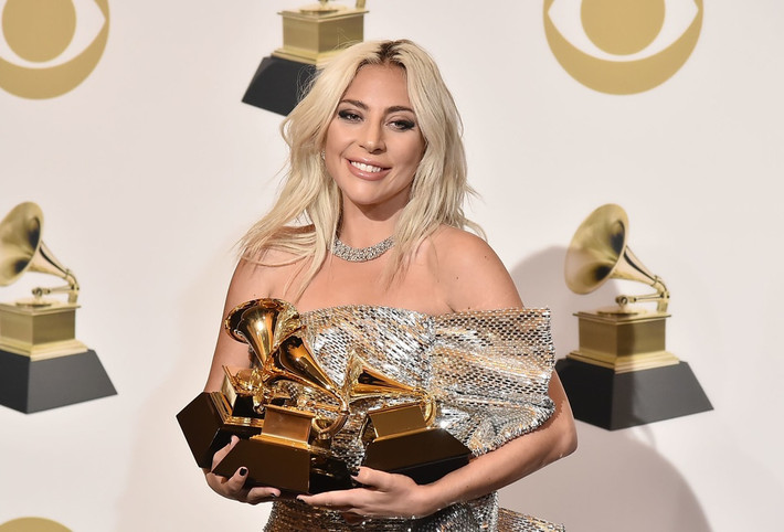 Vì sợ ma, Lady Gaga đã chi 50.000 USD cho một thiết bị đo diện từ trường để dò tìm chúng. Ngoài ra, nữ ca sĩ trả 19.000 USD cho một bộ đồ ren thủ công và 60.000 USD để mang 27 con cá Koi về nuôi. Cô cũng sẵn sàng bỏ ra 52.000 USD mời nhà hóa học từng được đào tạo tại NASA về làm việc. Người này có nhiệm vụ tìm cách khiến cho bộ váy hình tách trà của cô trong tour diễn Monster Ball có thể “thoát hơi nước”.