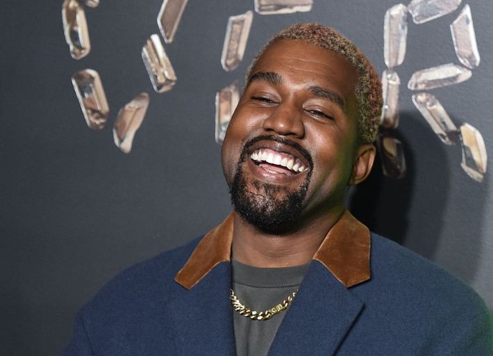 Kanye West là một người thích tặng quà cho người khác. Rapper đã mua một chiếc đầu lâu bằng vàng trị giá 34.000 USD cho Jay-Z và một vương miện nạm kim cương trị giá 62.000 USD tặng con gái North West. Kanye West cũng tự thưởng cho bản thân một bộ trang sức đá quý bọc răng có giá lên đến 60.000 USD. Ngoài ra, anh và vợ Kim Kardashian chi tới 750.000 USD cho 4 nhà vệ sinh dát vàng và 750.000 USD nữa cho căn bếp nạm pha lê Swarovski.