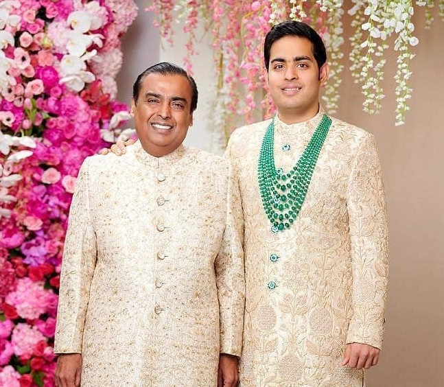 Akash Ambani là con trai cả của tỷ phú Ấn Độ Mukesh Ambani, ông chủ đế chế Reliance Industries và người giàu nhất châu Á với tài sản hơn 53 tỷ USD, theo Forbes. Akash Ambani có cuộc sống xa hoa với thú vui sưu tập siêu xe, giao du với giới giàu và nổi tiếng Ấn Độ cũng như toàn cầu.