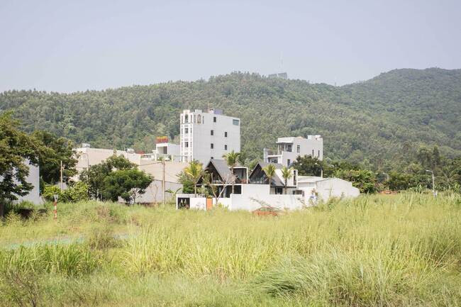 Vùng đất này có một vị trí đắc địa, bên cạnh một con suối nhỏ và gần bãi biển, có khí hậu mát mẻ khác với khu vực thành phố.