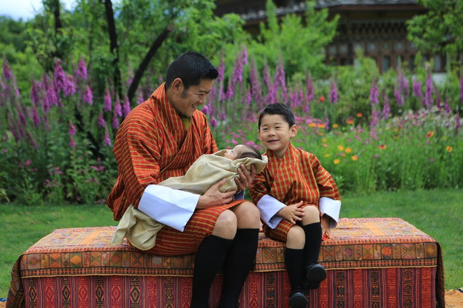 Không chỉ nổi bật với vẻ ngoài dễ thương, Hoàng tử Jigme được nhận xét lễ phép, điềm đạm. Dưới những hình ảnh mới nhất của hoàng tử, dân mạng tỏ ra bất ngờ vì vẻ ngoài chững chạc, tự tin cùng chiều cao nổi bật của cậu bé 4 tuổi này.