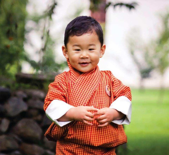 Dù thuộc dòng dõi hoàng tộc, cậu bé 4 tuổi có cuộc sống không quá khác biệt so với bạn bè đồng trang lứa. Quốc vương và Hoàng hậu Bhutan không gọi con trai là hoàng tử, không quá chăm sóc, chiều chuộng vì sợ làm hư con. Cả hai muốn các con trưởng thành bình thường như bao đứa trẻ khác.