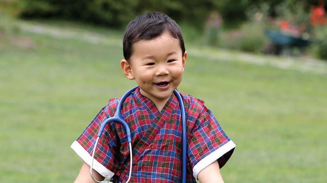 Là người kế vị ngai vàng tương lai, Hoàng tử Jigme được bố mẹ dạy dỗ nghiêm khắc từ nhỏ. "Hoàng tử phải sống cuộc đời của một người tốt... Khi Jigme Namgyel Wangchuck phụng sự đất nước, con phải luôn đặt lợi ích quốc gia lên hàng đầu và phục vụ người dân bằng tình yêu, tinh thần cống hiến", Quốc vương Bhutan nói về quan điểm giáo dục con trai cả.
