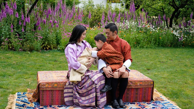 Giữa tháng 3 vừa qua, Hoàng hậu Jetsun Pema hạ sinh con trai thứ 2. Quốc vương Bhutan không tổ chức lễ chào đón tiểu hoàng tử long trọng mà chỉ công khai một số hình ảnh bình dị bên vợ và hai con trai. Luôn xuất hiện với hình ảnh khiêm tốn như vậy, vợ chồng Quốc vương Bhutan và hai con trở thành một trong những gia đình hoàng gia mẫu mực và được yêu thích trên thế giới.