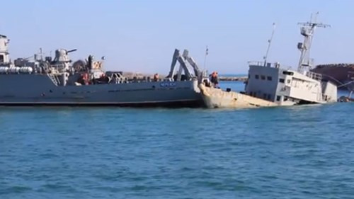 Các thủy thủ Ukraine buộc xác con tàu này.