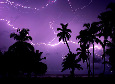 Nguyên nhân của hiện tượng này là dòng sông Catatumbo, trên đường chảy ra hồ Maracaibo, Venezuela đã chảy qua một đầm lầy chứa nhiều chất hữu cơ bị phân hủy.
