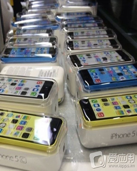 Điện thoại iPhone mới đang chảy về Mỹ. Một nguồn tin mới cho hay, nhiều thiết bị mới của Apple đã được chuyển và đang trên đường về Mỹ, 1 tuần trước lễ ra mắt chính thức của hãng.