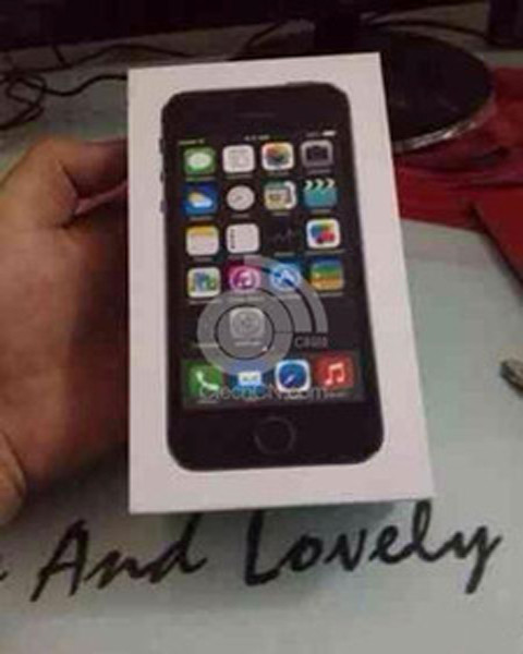 Hộp iPhone 5S khẳng định nó có sử dụng công nghệ quét dấu vân tay. Một bức ảnh được lộ mới đây đã cho thấy iPhone 5S có sử dụng công nghệ nhận diện thông qua máy quét vân tay,