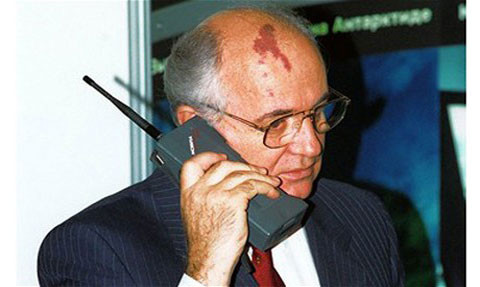 Năm 1987, Nokia giới thiệu chiếc điện thoại cầm tay đầu tiên của mình. Điện thoại có tên Gorba, lấy theo tên của Mikhail Gorbachev.