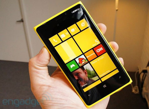 Năm 2012 Nokia tiếp tục một năm làm ăn thua lỗ và phải cắt giảm hơn 10.000 nhân viên trong mảng di động. Chiếc Lumia 920 được coi là mẫu điện thoại “con cưng”, chạy hệ điều hành Windows Phone 8, với hi vọng có thể giúp Nokia thoát khỏi tình trạng bi đát, nhưng đáng tiếc nó đã không hoàn thành nhiệm vụ.