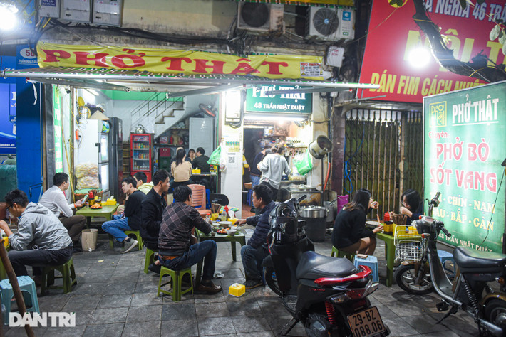 Chủ quán phở Thật hiện tại là anh Phạm Văn Thành. "Tên quán phở là do bố tôi đặt, lấy tên của người con út trong nhà. Nhưng sau này, khách tới đông, thường nói Thật ở tên quán là phở thật, thịt thật, nước dùng thật. Ý khen rằng, phở nhà tôi ngon từ nguyên liệu tới nước dùng", anh Thành chia sẻ.