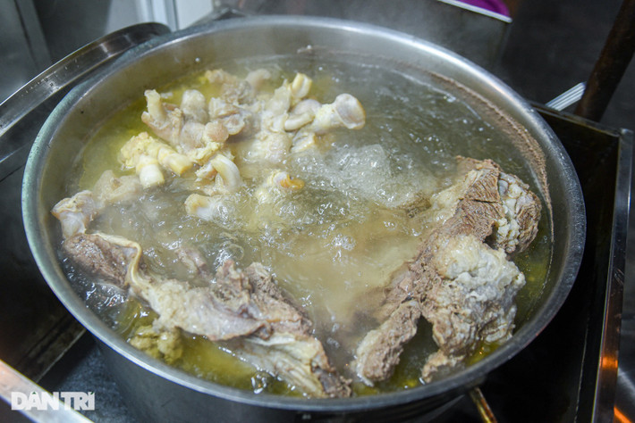 Theo anh Thành, nước dùng phở nhà anh chỉ có xương, thịt bò và gừng. Gia đình trước nay không dùng hồi, quế để khử mùi tanh của xương bò.