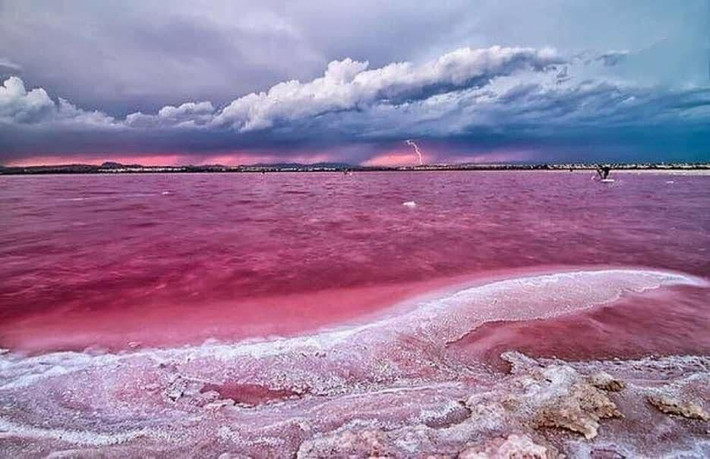 6. Hồ Masazirgol, Azerbaijan: Hồ muối Masazirgol (tên gọi khác là Masazir), rộng 10km2 cũng mang màu hồng hấp dẫn mọi người. Hồ nằm trong vùng Qaradag, gần Baku, Azerbaijan. Hàm lượng cao chất clorua và sulfat trong nước đã khiến nước có màu hồng kỳ lạ.