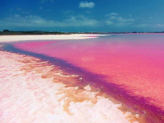 4. Hồ Salina de Torrevieja, Tây Ban Nha: Salina de Torrevieja và La Salina de La Mata là 2 hồ muối bao quanh Torrevieja, một thành phố ven biển ở Đông Nam Tây Ban Nha. Có khí hậu đặc trưng do 2 hồ muối lớn nhât châu Âu trên tạo thành, khu vực quanh hồ được Tổ chức Y tế Thế giới (WHO) công bố là một trong những nơi có lợi cho sức khỏe nhất ở châu Âu.